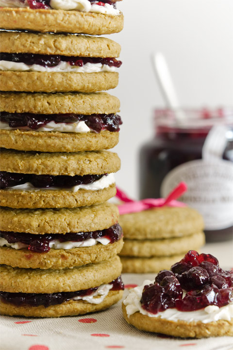 Galletas-rellenas-con-quesito-y-mermelada