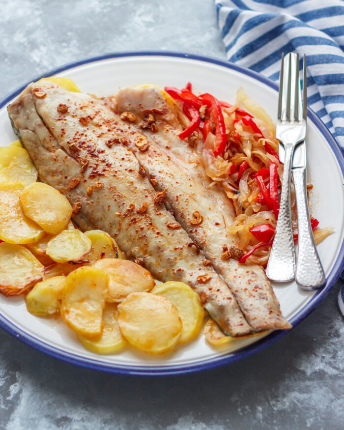 Corvina al horno a la bilbaína con patatas PequeRecetas