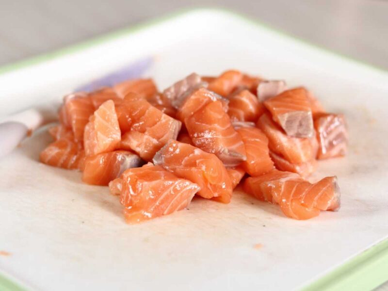 cortar salmon en dados