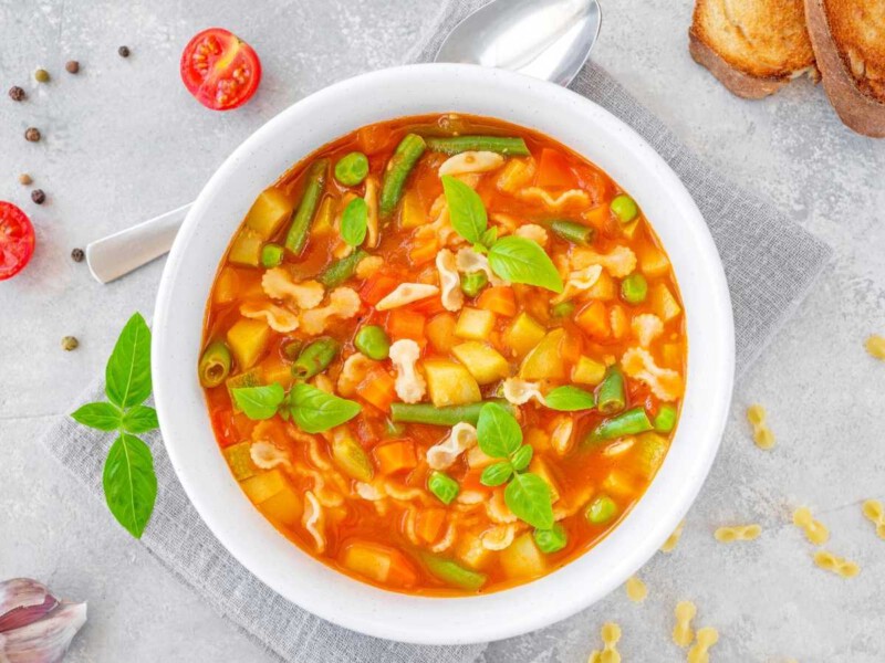 Sopa Minestrone, receta italiana de sopa de verduras con pasta