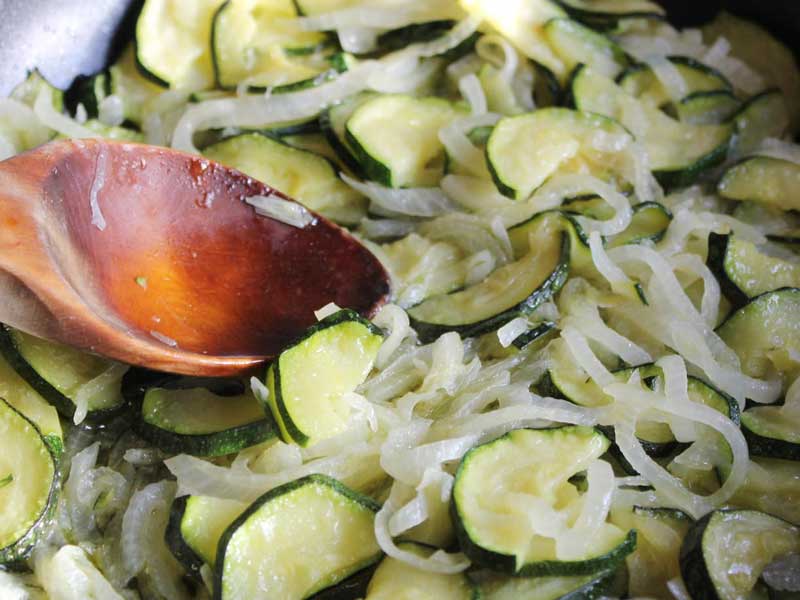 cocinar cebolla y calabacin - Pastel de verduras casero paso a paso