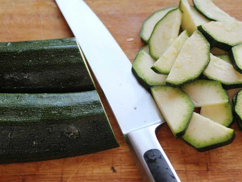 cortar calabacin con piel - Pastel de verduras casero paso a paso