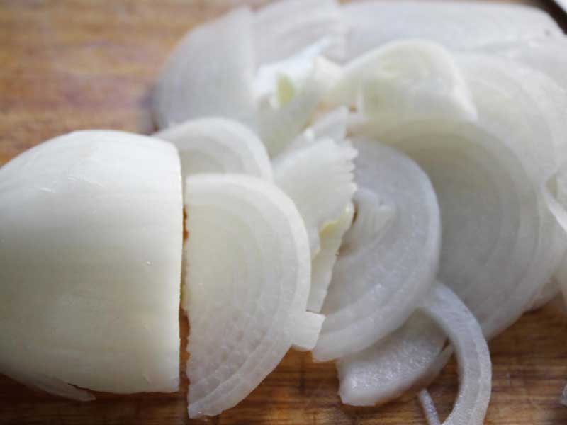 cortar cebolla en aros - Pastel de verduras casero paso a paso