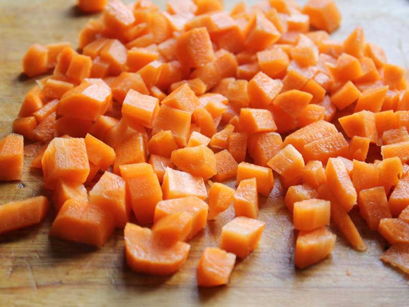 cortar zanahoria en cubitos - Pastel de verduras casero paso a paso