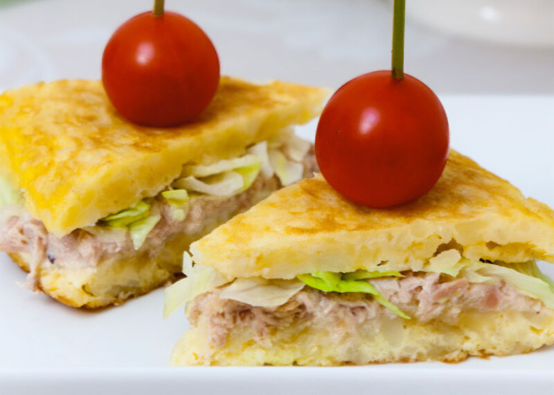 Tortilla de patatas rellena con atún