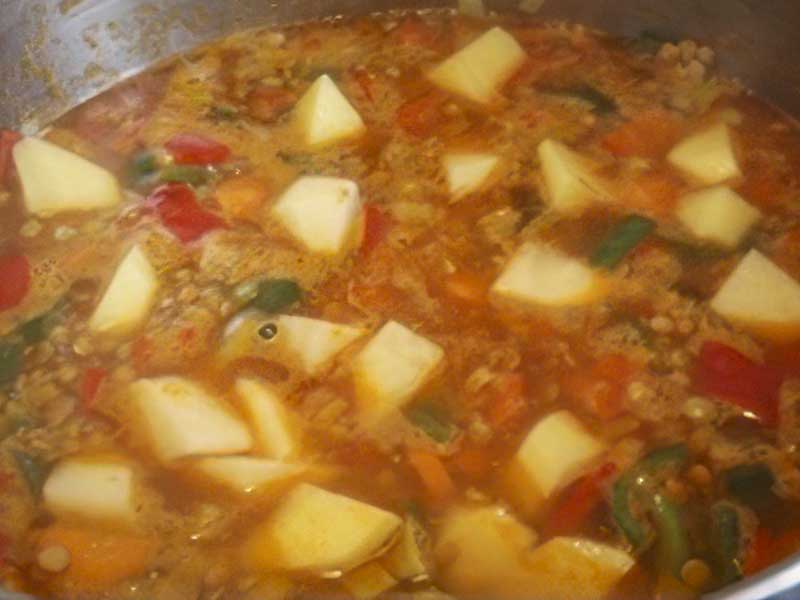 lentejas con verduras en olla - Lentejas con verduras, el guiso tradicional de la abuela