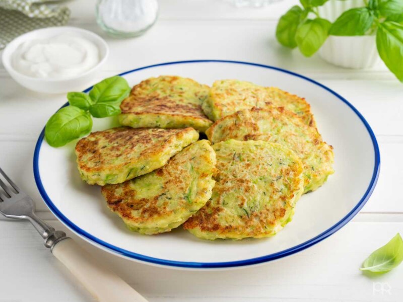 Tortitas de calabacín con salsa de yogur