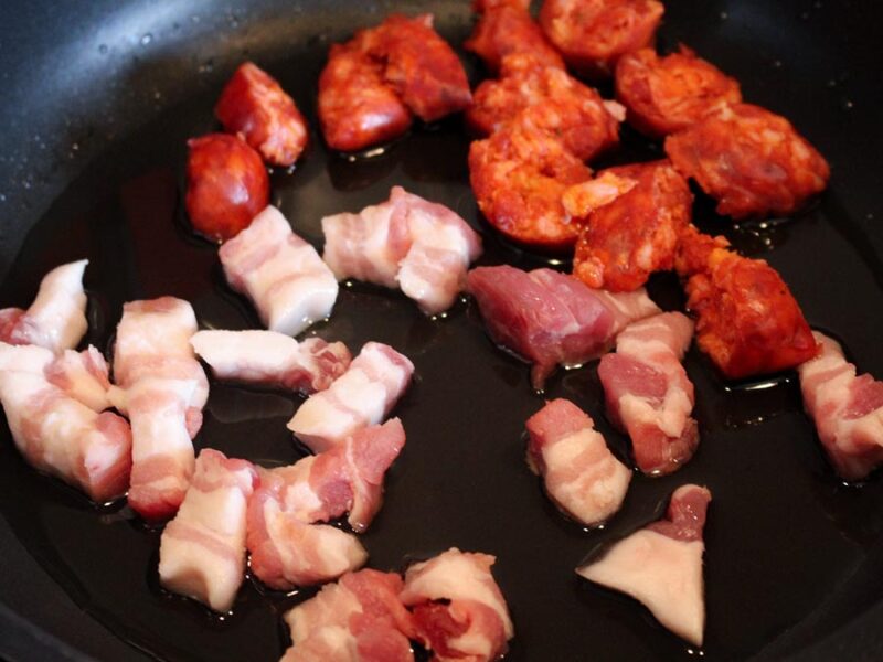 freir chorizo y panceta para migas - Cómo hacer Migas de Pan tradicionales