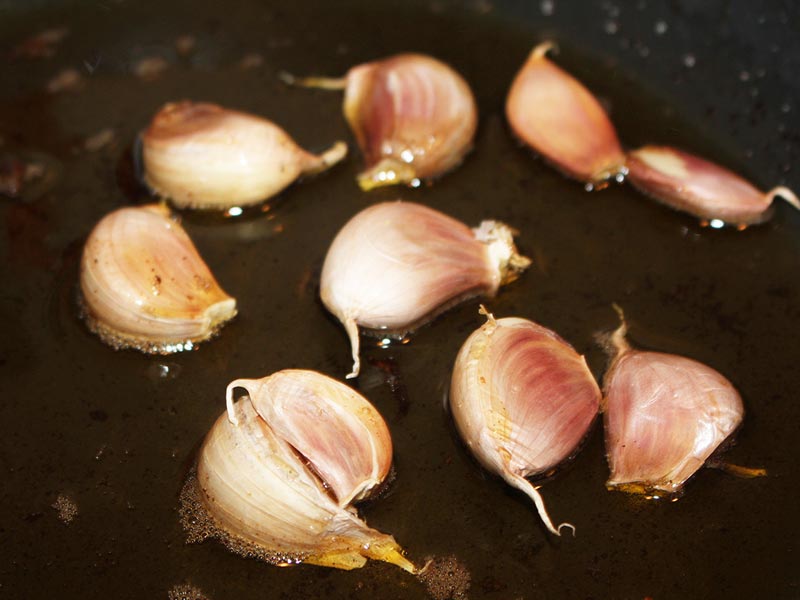 frer ajos enteros - Cómo hacer Migas de Pan tradicionales