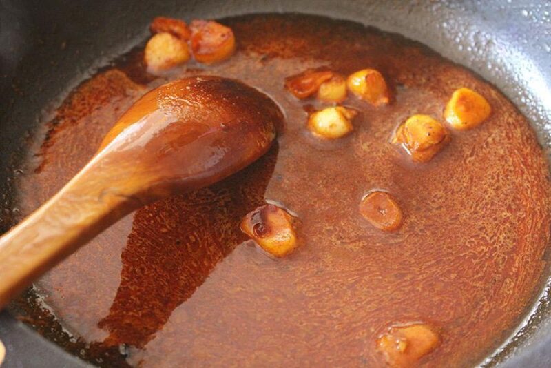 aceite con ajo y pimenton - Patatas Revolconas, Meneás, o Machaconas