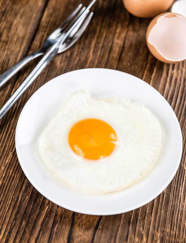 Huevos al plato en el microondas - Receta de DIVINA COCINA