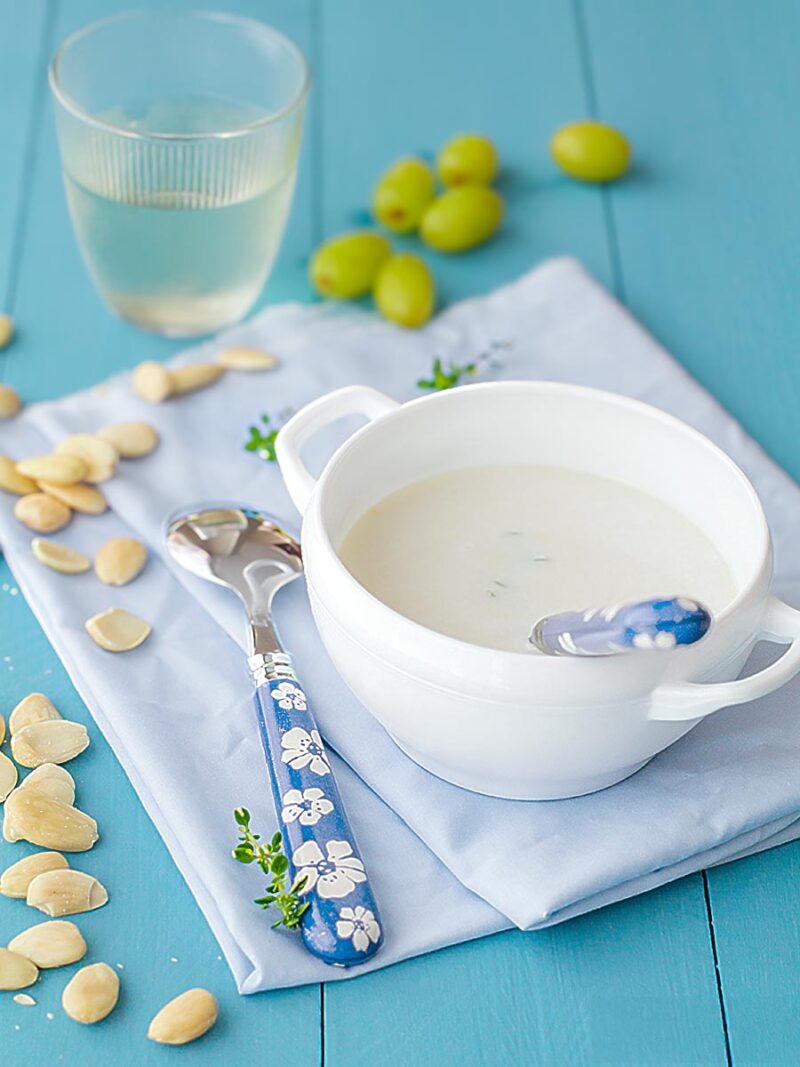 ajoblanco malagueno receta - Ajoblanco malagueño tradicional, la variante del gazpacho con almendras