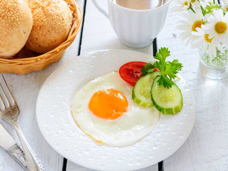 Huevos fritos en microondas en 1 minuto, ¡fáciles, sanos y ricos!