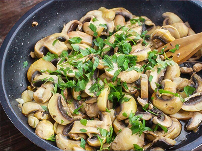 champiñones al ajillo con ajo y perejil