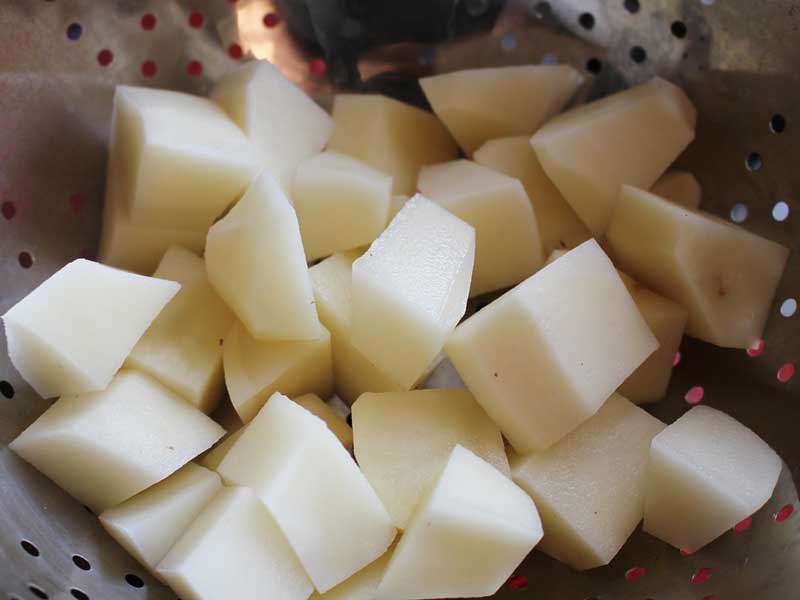 cortar patatas en cubos - Patatas bravas, la receta auténtica de una tapa irresistible