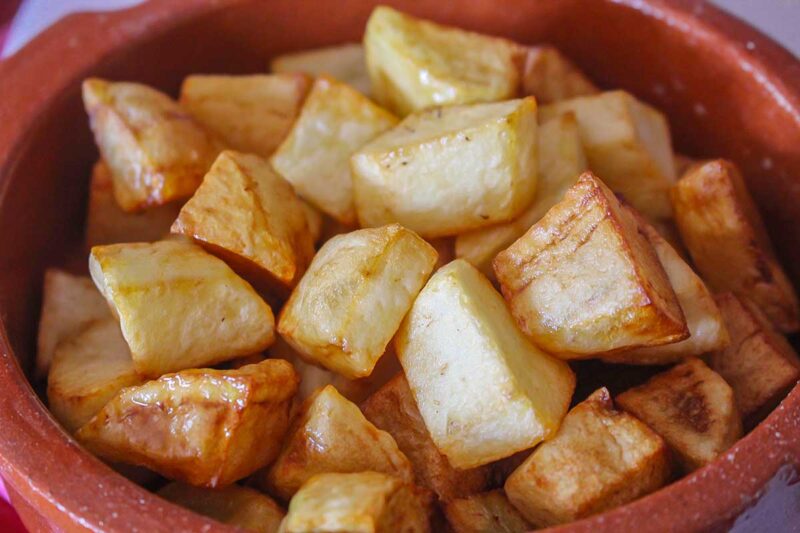 freir patatas - Patatas bravas, la receta auténtica de una tapa irresistible