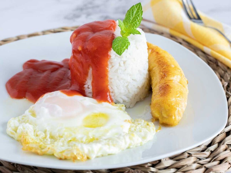 Arroz a la cubana tradicional con huevo y plátano frito