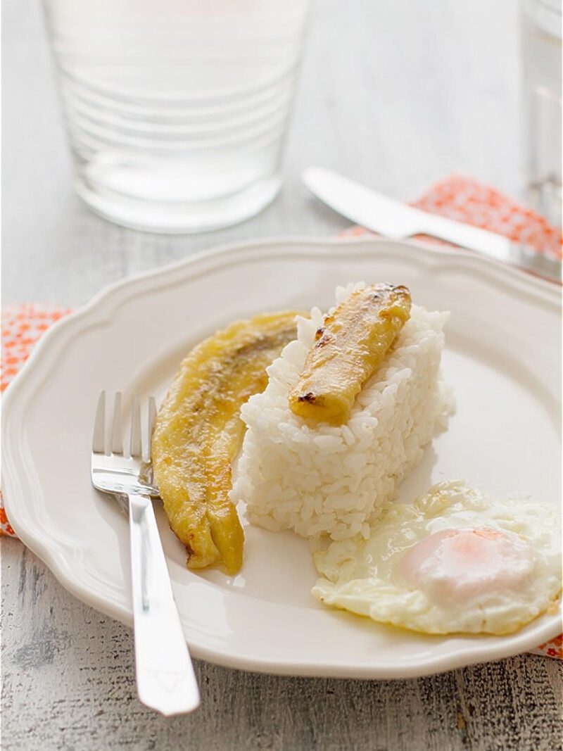 arroz a la cubana sin tomate frito - Arroz a la cubana tradicional con huevo y plátano frito