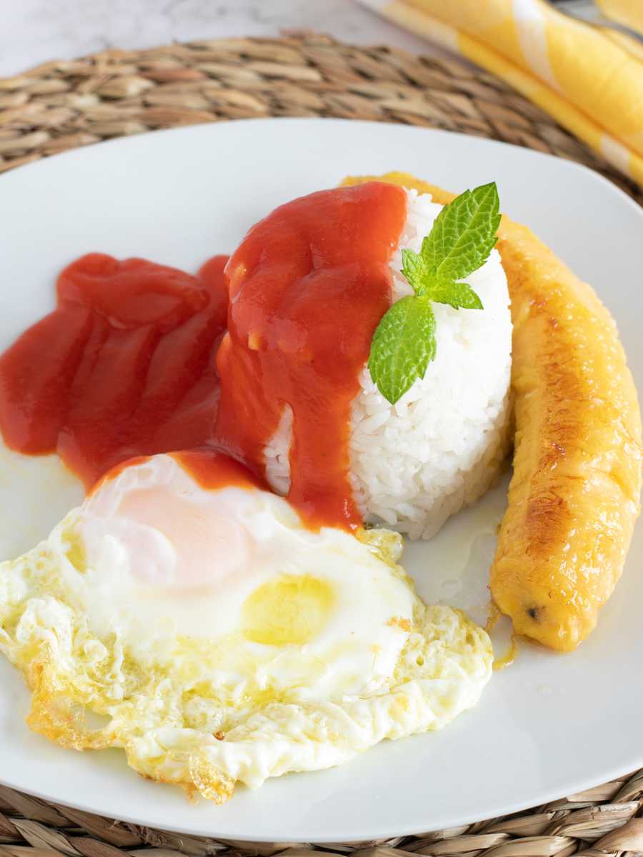 arroz a la cubana tradicional con huevo y platano frito - Arroz a la cubana tradicional con huevo y plátano frito