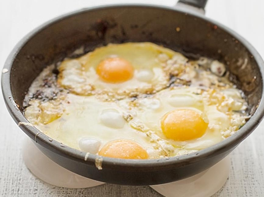 como freir huevos - Arroz a la cubana tradicional con huevo y plátano frito