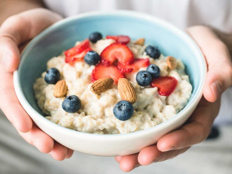 beneficios del porridge de avena - Porridge de avena saludable con fruta fresca y frutos secos