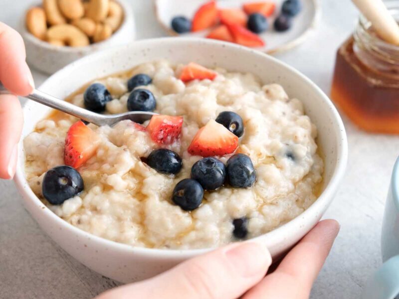 como acompanar el porridge de avena - Porridge de avena saludable con fruta fresca y frutos secos