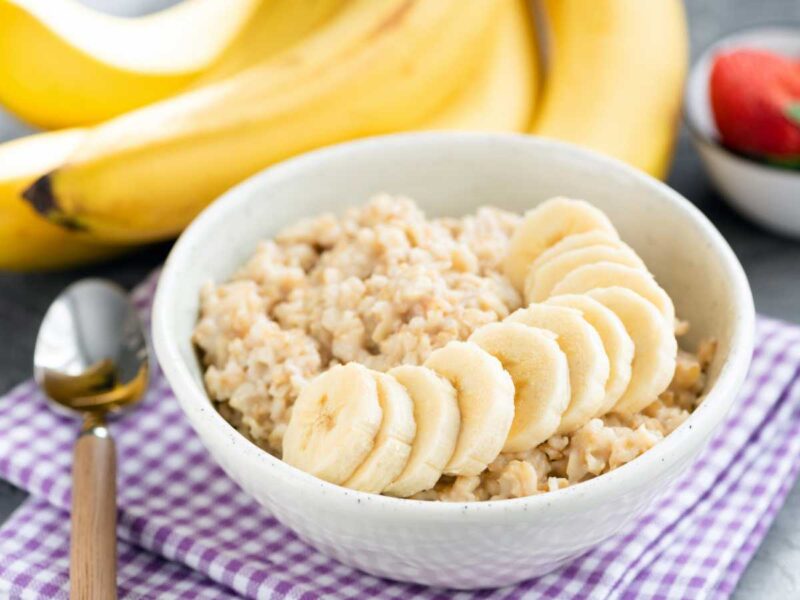 porridge de avena 1 - Porridge de avena saludable con fruta fresca y frutos secos