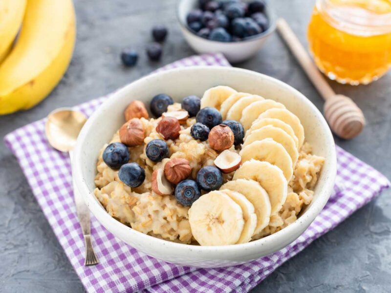 porridge de avena receta - Porridge de avena saludable con fruta fresca y frutos secos