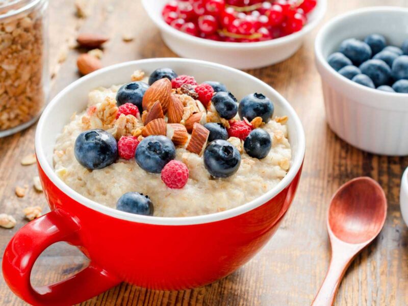 porridge de avena saludable - Porridge de avena saludable con fruta fresca y frutos secos