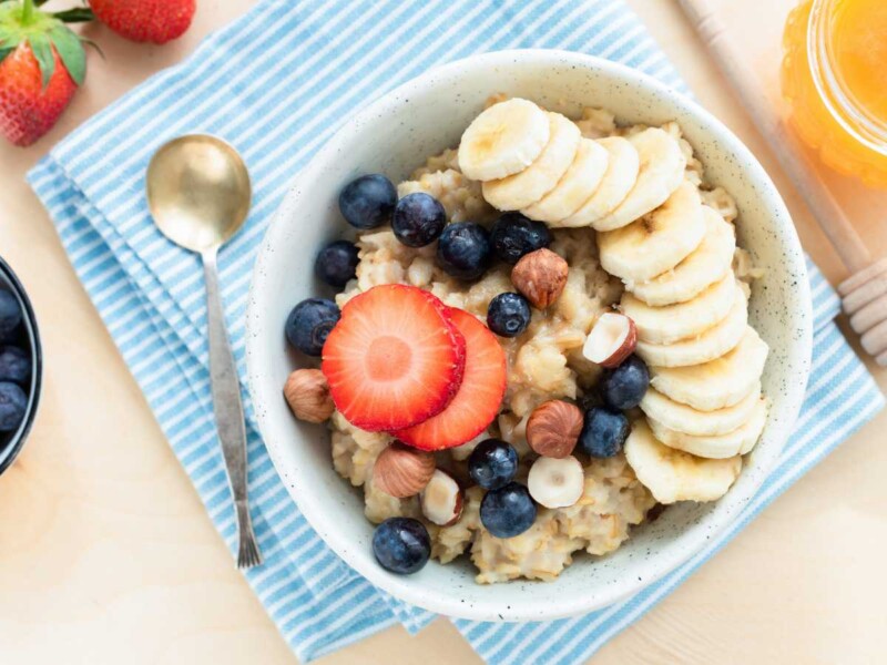 Porridge de avena saludable con fruta fresca y frutos secos