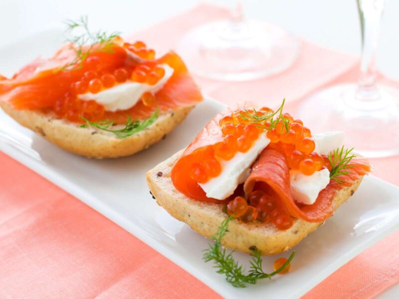 tostas de salmon ahumado y caviar