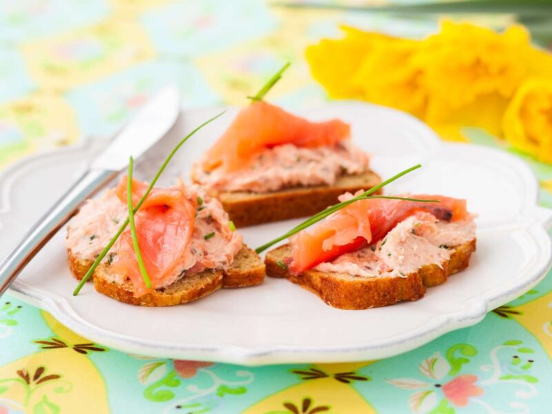 canapes de pate de salmon con salmon ahumado