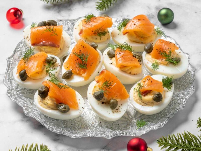 huevos rellenos con salmon ahumado navidad - 10 recetas con salmón ahumado fáciles, rápidas y deliciosas