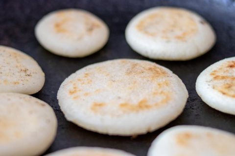 Arepas Rellenas (receta De La Masa De Arepa Y Rellenos) - PequeRecetas