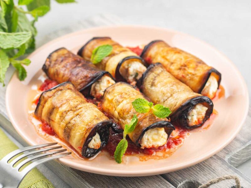 canelones de berenjena rellenos de queso ricotta al horno - 20 recetas con BERENJENAS fáciles y deliciosas