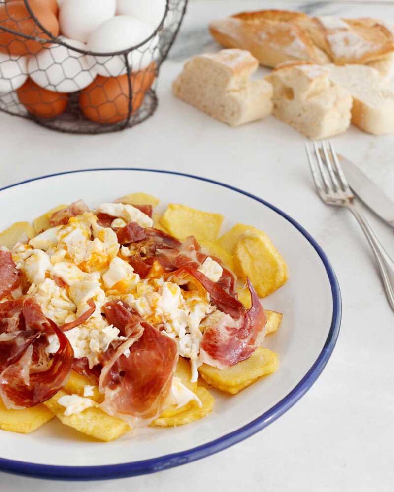 como hacer huevos rotos con jamón