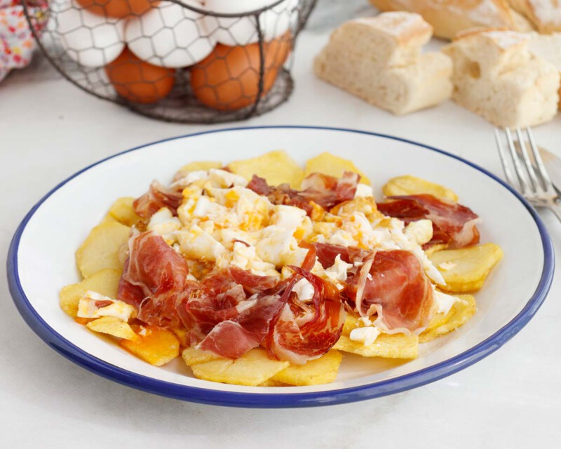 Huevos rotos con jamón (la MEJOR receta de huevos estrellados)