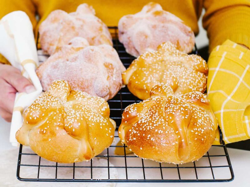 hornear pan de muerto mexicano - Pan de Muerto (receta tradicional mexicana del Día de Muertos)