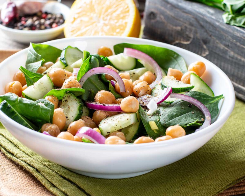 Ensalada De Espinacas Con Garbanzos Y Pepino