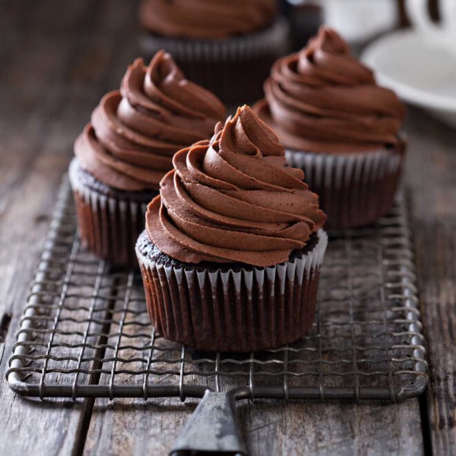 Cupcakes De Chocolate Esponjosos Decorados Con Frosting De Chocolate