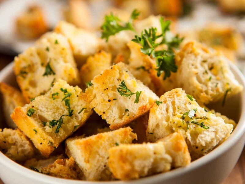 Picatostes de pan o croutons caseros: en sartén, horno o freidora de aire