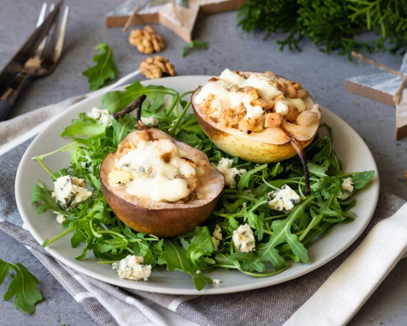 Peras al horno con queso gorgonzola y nueces con miel