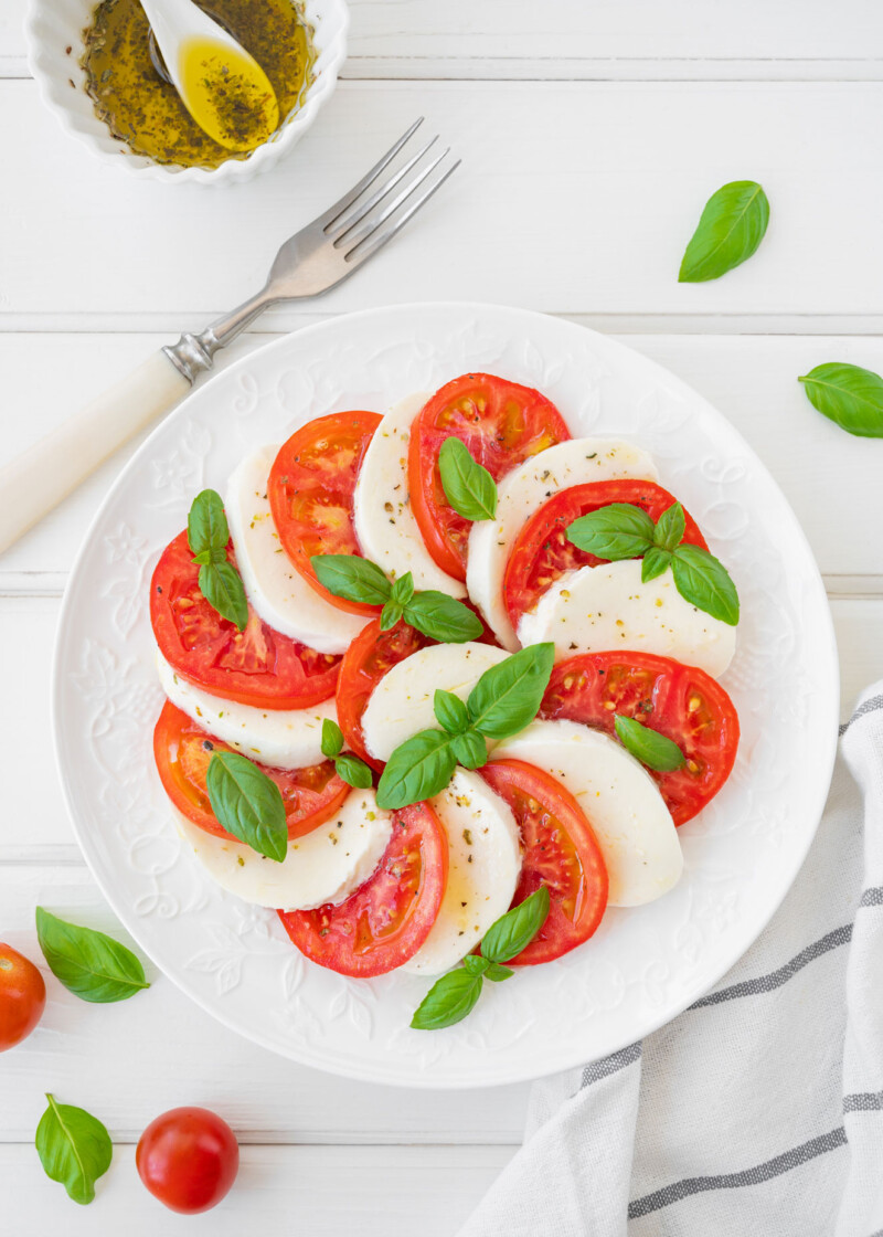 ensalada caprese queso mozzarella tomates albahaca - 20 tipos de ensaladas deliciosas ¡te gustarán!