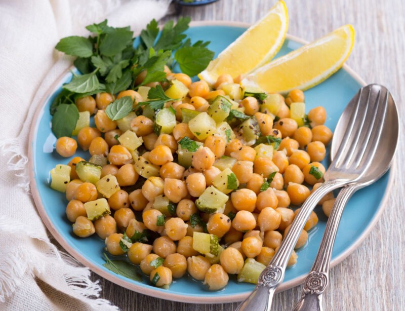 ensalada de garbanzos y calabacin - Recetas FITNESS fáciles y saludables