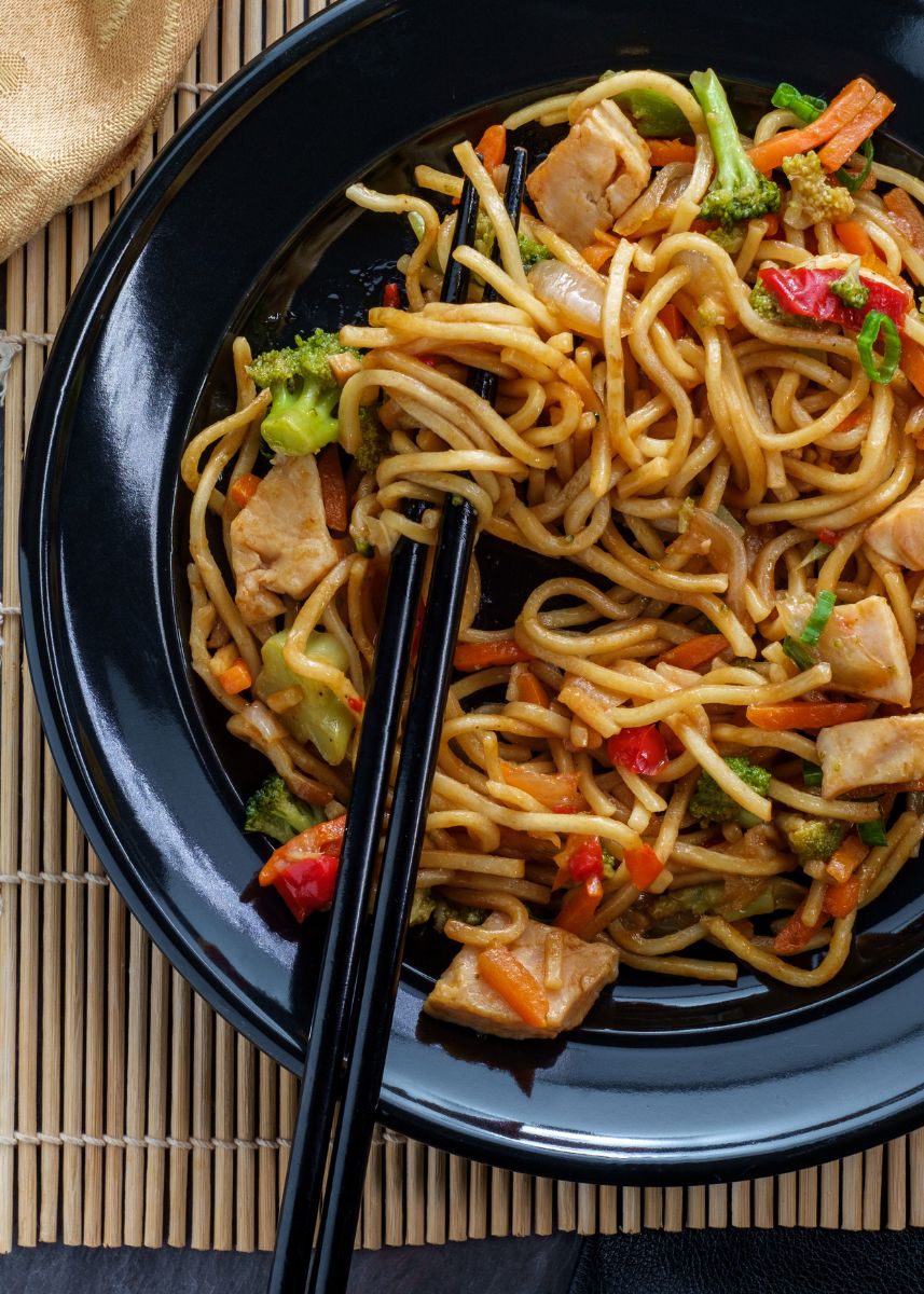 Fideos chinos con pollo y verduras (Chow Mein tradicional