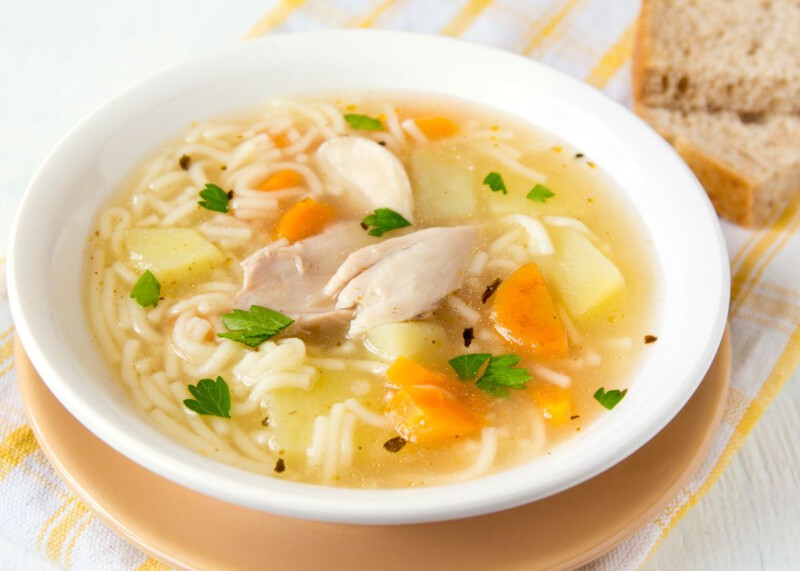 sopa de pollo con fideos receta fácil