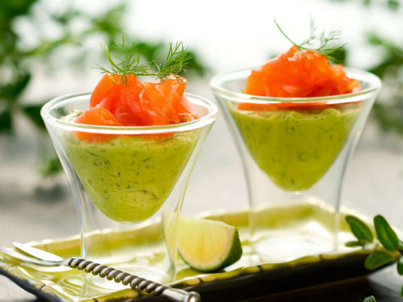 aperitivos en vasitos de aguacate con salmon ahumado - Menús de Navidad caseros para todos los gustos