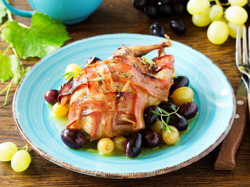 Codornices al horno con uvas, glaseadas con miel y vinagre balsámico