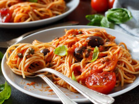 Espaguetis a la Puttanesca, la pasta con la historia más picante de Italia