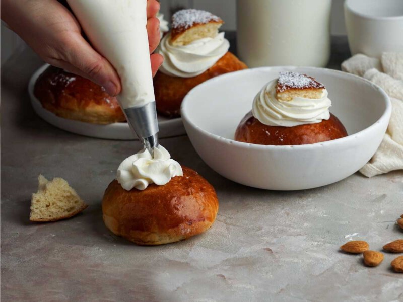 como hacer semla o semlor sueco con nata montada